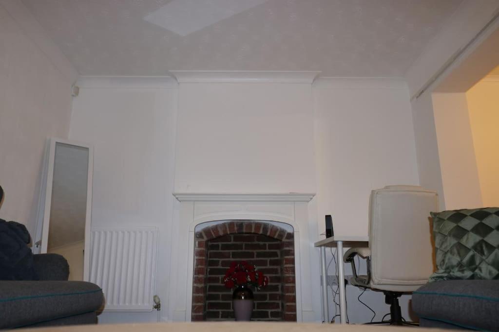 Entire -4 Bedrooms Detached House With Driveway Nottingham Exterior foto